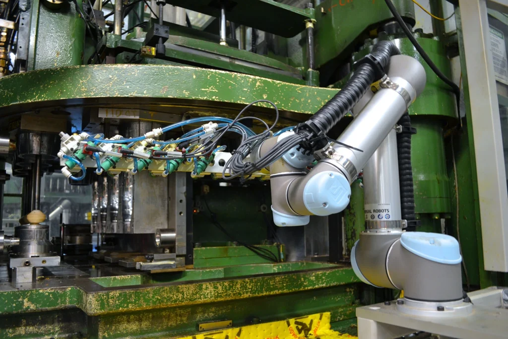 Easily integrated Plastics Industry Robots