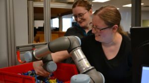 Small Manufacturing Teams Use Robotic Automation to Compete